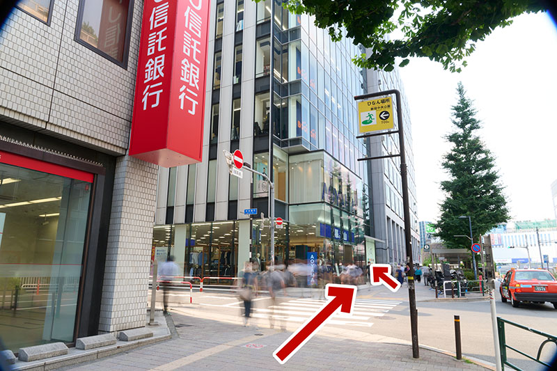 Entrance of 110 Building beside Mitsubishi UFJ Trust Bank